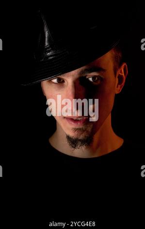 Porträt eines überraschten gutaussehenden Mannes Stockfoto