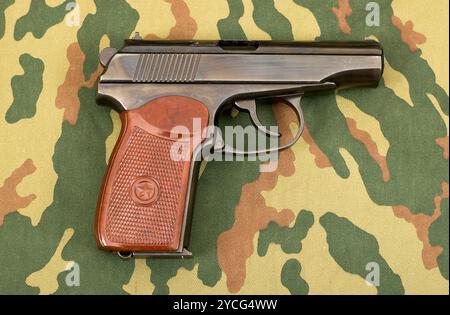 Russische 9-mm-Pistole auf Tarnhintergrund Stockfoto