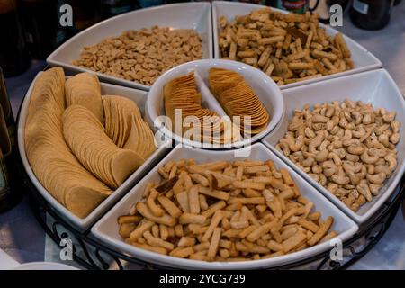 Verschiedene Snacks auf einem dekorativen Teller. Stockfoto