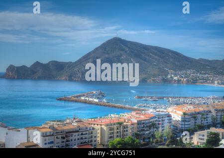 Blick auf die Stadt, die Küste und den Yachthafen in Altea vom Zentrum der Altstadt, Provinz Alicante Spanien Stockfoto