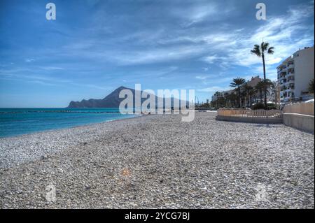 Blick auf den Kiesstrand am Mittelmeer bei Altea in der Provinz Alicante Stockfoto