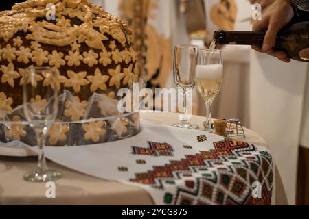 Elegante Festlichkeiten mit traditionellem Kuchen und Champagner. Stockfoto