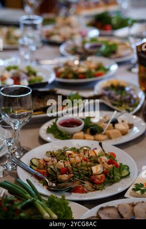 Ein üppiges fest mit bunten Gerichten auf einem eleganten Tisch. Stockfoto