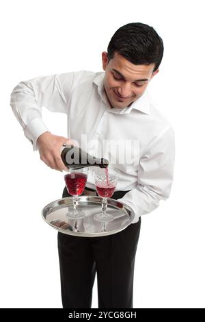 Ein Kellner oder Butler, der Rotwein in Gläser gießt. Weißer Hintergrund. Stockfoto