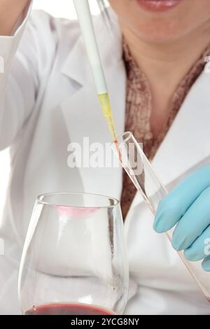 Forensische Wissenschaftler nehmen Probe aus Glas Stockfoto