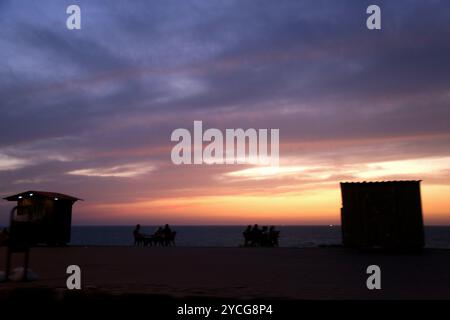 Gaza, Palästina. 16. Mai 2020. Palästinenser genießen den Sonnenuntergang am Meer in Gaza-Stadt. Palästinensern ist es gestattet, während des Ramadan bei Familienversammlungen am Strand ihr iftar- oder Abendmahl zu konsumieren, obwohl im Gazastreifen einige Vorsichtsmaßnahmen getroffen wurden, um die Ausbreitung von COVID-19 zu verhindern. Ausflüge und Picknicks an die Küste und ihre fröhliche Atmosphäre bieten den Gazastreibern eine gewisse Erleichterung von ihren Sorgen über die hohe Armutsrate und Arbeitslosigkeit sowie die häufigen Stromausfälle in der belagerten palästinensischen Enklave Stockfoto