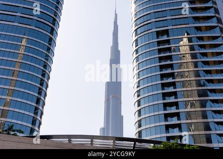 Flacher Blick auf den Burj Khalifa durch das Hotel mit Blick auf den Himmel in Dubai City. Stockfoto