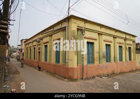 Das Gebäude gegenüber der Familie Thakurbari of Nandi ist jetzt Polizeistation. Baidyapur, East Burdwan, West Bengalen, Indien. Stockfoto