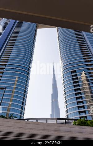 Flacher Blick auf den Burj Khalifa durch das Hotel mit Blick auf den Himmel in Dubai City. Stockfoto