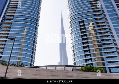 Flacher Blick auf den Burj Khalifa durch das Hotel mit Blick auf den Himmel in Dubai City. Stockfoto