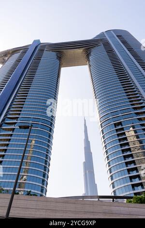 Flacher Blick auf den Burj Khalifa durch das Hotel mit Blick auf den Himmel in Dubai City. Stockfoto