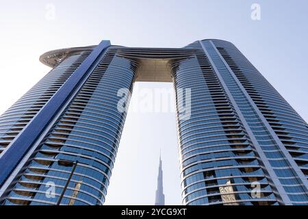 Flacher Blick auf den Burj Khalifa durch das Hotel mit Blick auf den Himmel in Dubai City. Stockfoto