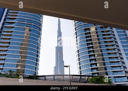 Flacher Blick auf den Burj Khalifa durch das Hotel mit Blick auf den Himmel in Dubai City. Stockfoto