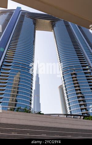 Flacher Blick auf den Burj Khalifa durch das Hotel mit Blick auf den Himmel in Dubai City. Stockfoto