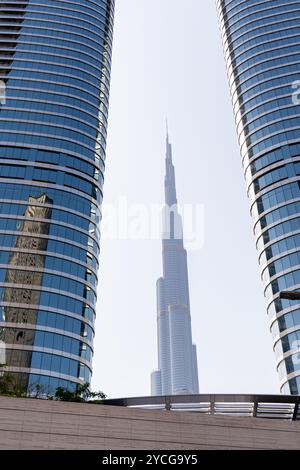 Flacher Blick auf den Burj Khalifa durch das Hotel mit Blick auf den Himmel in Dubai City. Stockfoto