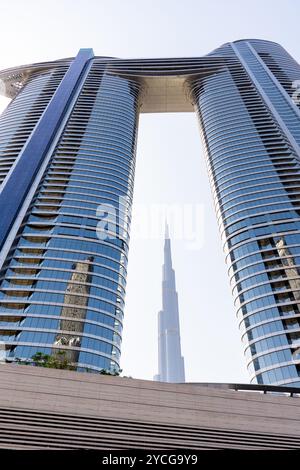 Flacher Blick auf den Burj Khalifa durch das Hotel mit Blick auf den Himmel in Dubai City. Stockfoto