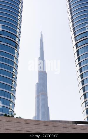 Flacher Blick auf den Burj Khalifa durch das Hotel mit Blick auf den Himmel in Dubai City. Stockfoto