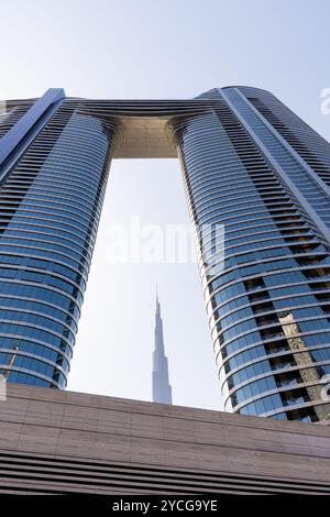 Flacher Blick auf den Burj Khalifa durch das Hotel mit Blick auf den Himmel in Dubai City. Stockfoto