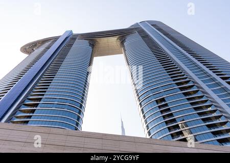 Flacher Blick auf den Burj Khalifa durch das Hotel mit Blick auf den Himmel in Dubai City. Stockfoto