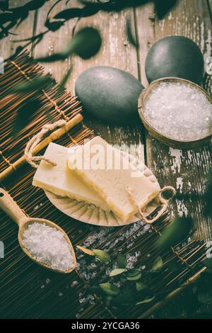 Bio-handgemachte Seifen, Badesalz, Wohlbefinden und Entspannungskonzept Stockfoto