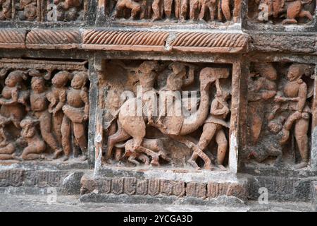 Terrakotta-Paneel der Jora Mandir. Baidyapur. East Burdwan, West Bengalen, Indien. Stockfoto