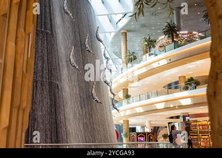 Tauchen Sie in die Skulpturen des berühmten Wasserfalls in der Dubai Mall in Dubai City. Stockfoto