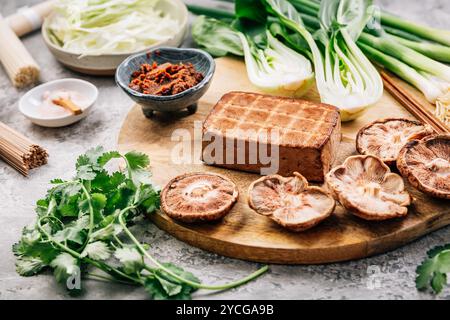 Zutaten für vegane Miso-Suppe mit Tofu und Gemüse Stockfoto