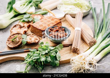 Zutaten für vegane Miso-Suppe mit Tofu und Gemüse Stockfoto