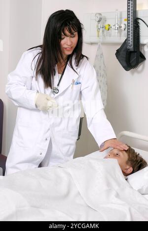 Arztschwester überprüft den Patienten Stockfoto