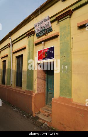 Das Gebäude gegenüber der Familie Thakurbari of Nandi ist jetzt Polizeistation. Baidyapur, East Burdwan, West Bengalen, Indien. Stockfoto
