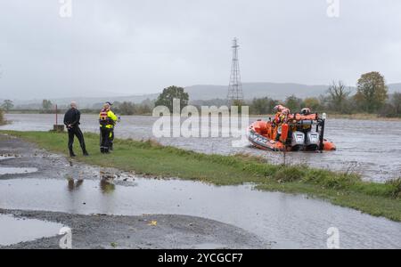 Nith Inshore Rescue Volunteers nehmen an einem Training auf dem Fluss Nith, Kingholm Quay, während Storm Ashley, Schottland, im Oktober 2024 Teil. Stockfoto