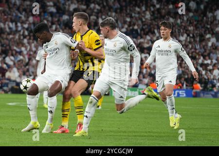 Madrid, Spanien. Oktober 2024. 14 Aurélien Tchouaméni, 8 Federico Valverde, 15 Arda Güler von Real Madrid und 4 Nico Schlotterbeck von Borussia Dortmund während der UEFA Champions League, League-Phase, Fußballspiel am 3. Spieltag zwischen Real Madrid und Borussia Dortmund. Santiago Bernabeu Stadion in Madrid, Spanien am 22. Oktober 2024. Foto: Laurent Lairys/ABACAPRESS. COM Credit: Abaca Press/Alamy Live News Stockfoto