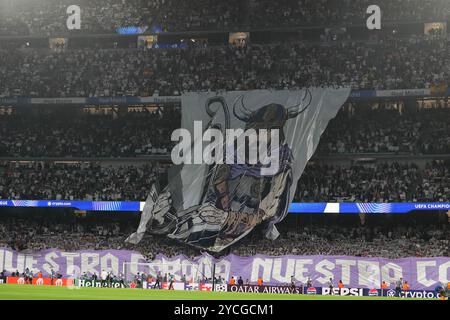 Madrid, Spanien. Oktober 2024. Banderole von Real Madrid während der UEFA Champions League, League-Phase, Spiel am 3. Spieltag zwischen Real Madrid und Borussia Dortmund. Santiago Bernabeu Stadion in Madrid, Spanien am 22. Oktober 2024. Foto: Laurent Lairys/ABACAPRESS. COM Credit: Abaca Press/Alamy Live News Stockfoto