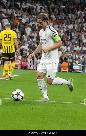 Madrid, Spanien. Oktober 2024. 10 Luka Modrić von Real Madrid während der UEFA Champions League, League-Phase, Spieltag 3 Fußballspiel zwischen Real Madrid und Borussia Dortmund . Santiago Bernabeu Stadion in Madrid, Spanien am 22. Oktober 2024. Foto: Laurent Lairys/ABACAPRESS. COM Credit: Abaca Press/Alamy Live News Stockfoto