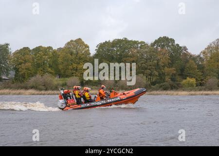 Nith Inshore Rescue Volunteers nehmen an einem Training auf dem Fluss Nith am Kingholm Quay während des Sturms Ashley, Schottland, im Oktober 2024 Teil. Stockfoto