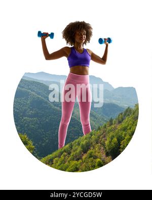 Zeitgenössische Kunstcollage. Ganzkörper-Workout. Frau hebt Hanteln im Wald, baut Kraft auf, während sie mit der Natur in Verbindung bleibt. Stockfoto