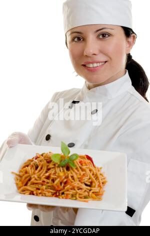 Der Koch hält eine Mahlzeit auf einem weißen Teller Stockfoto