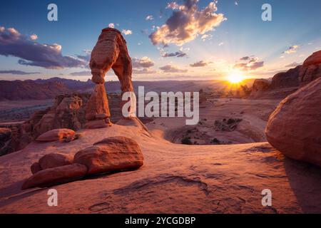 Delicate Arch, Arches National Park, Utah, USA. Landschaftsbild von Delicate Arch, Arches National Park, Utah, USA bei Sonnenuntergang im Herbst. Stockfoto