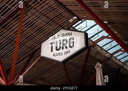 Tallinn, Estland - 2024.03..09: Ein Schildermarkt am Ostbahnhof in Tallinn. Stockfoto