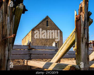 Blick durch die alten hölzernen Kühnen auf das Mary Stanford Lifeboat House, das Denkmal für die Rettungsbootbesatzung, die auf tragische Weise auf See umkam, Winchelsea Stockfoto