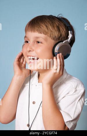 Junge Musik hören Stockfoto