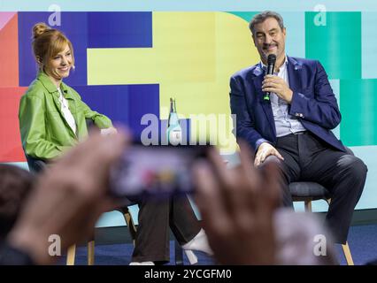 Der bayerische Ministerpraesident Markus Soeder Söder, CSU, und die Moderatorin Eva Schulz am Mittwoch 23.10.204 bei der Eroeffnung der Münchner Medientage. Markus Soeder hat dazu aufgerufen, neue Medientechnologien nicht extremen Kraeften zu ueberlassen. Jeder, der meint, TikTok ist doof, darf sich nicht wundern, wenn er nicht mehr vorkommt , sagte Soeder bei der Eroeffnung der Münchner Medientage am Mittwoch. Eine Gefahr für die Demokratie gehe nicht von einzelnen Posts aus, sondern von dem, was in Whatsapp-Gruppen abgeht , stellte Soeder fest. Virtuellen Realitaeten koenne man aber auch Stockfoto