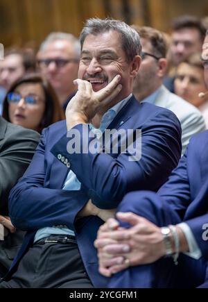 Der bayerische Ministerpraesident Markus Soeder Söder, CSU am Mittwoch 23.10.204 bei der Eroeffnung der Münchner Medientage. Markus Soeder hat dazu aufgerufen, neue Medientechnologien nicht extremen Kraeften zu ueberlassen. Jeder, der meint, TikTok ist doof, darf sich nicht wundern, wenn er nicht mehr vorkommt , sagte Soeder bei der Eroeffnung der Münchner Medientage am Mittwoch. Eine Gefahr für die Demokratie gehe nicht von einzelnen Posts aus, sondern von dem, was in Whatsapp-Gruppen abgeht , stellte Soeder fest. Virtuellen Realitaeten koenne man aber auch begegnen, wenn es in der Analogie Stockfoto