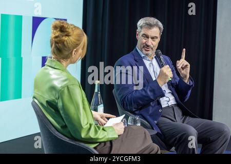 Der bayerische Ministerpraesident Markus Soeder Söder, CSU, und die Moderatorin Eva Schulz am Mittwoch 23.10.204 bei der Eroeffnung der Münchner Medientage. Markus Soeder hat dazu aufgerufen, neue Medientechnologien nicht extremen Kraeften zu ueberlassen. Jeder, der meint, TikTok ist doof, darf sich nicht wundern, wenn er nicht mehr vorkommt , sagte Soeder bei der Eroeffnung der Münchner Medientage am Mittwoch. Eine Gefahr für die Demokratie gehe nicht von einzelnen Posts aus, sondern von dem, was in Whatsapp-Gruppen abgeht , stellte Soeder fest. Virtuellen Realitaeten koenne man aber auch Stockfoto