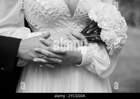 Elegante Schwarzweiß-Hochzeit mit Ringen und Blumen. Stockfoto