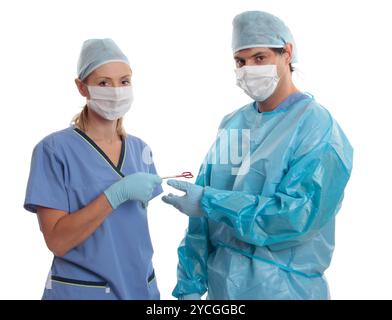 Krankenhauspersonal mit chirurgischen Instrumenten in Peelings-Uniform gekleidet. Platz zum Kopieren. Stockfoto