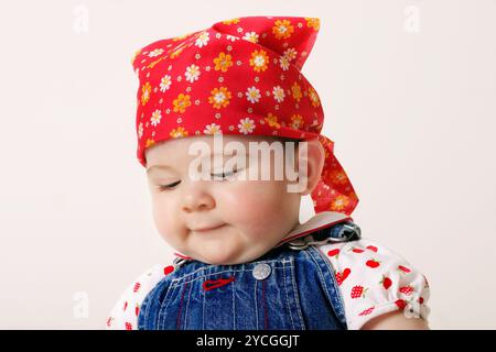 Kleines Mädchen, das nach unten schaut. Stockfoto