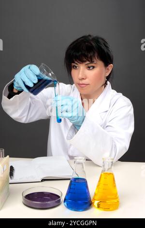 Chemiker oder Wissenschaftler im Labor Stockfoto