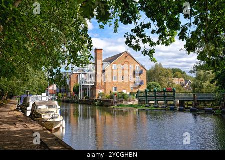 Moderne Apartments am Ufer des Flusses Wey Schifffahrtskanal am Thames Lock in Weybridge Surrey England UK Stockfoto