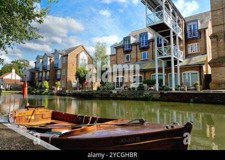 Moderne Apartments am Ufer des Flusses Wey Schifffahrtskanal am Thames Lock in Weybridge Surrey England UK Stockfoto